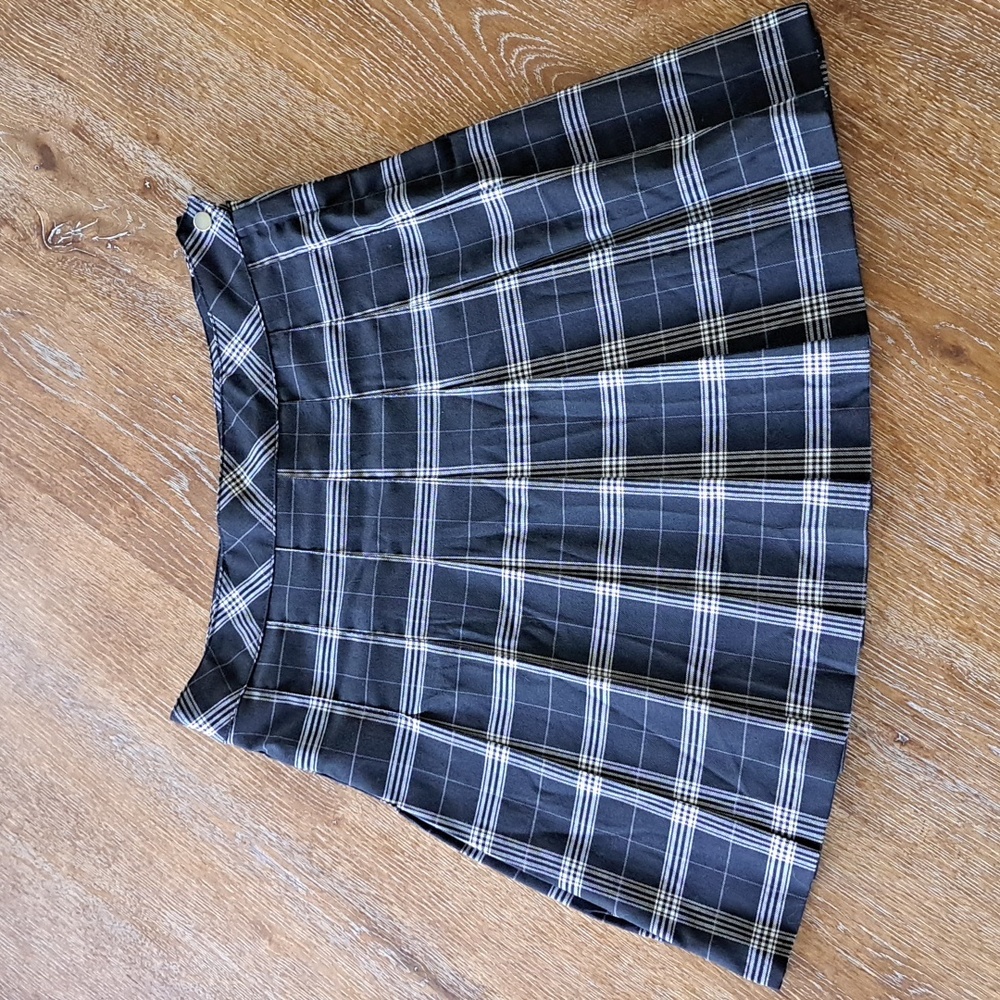 Womens H & M pleated plaid skirt - 6